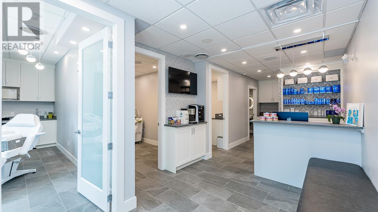 Listing Picture 2 of 27 : 835 DRAKE STREET, Vancouver / 溫哥華 - 魯藝地產 Yvonne Lu Group - MLS Medallion Club Member