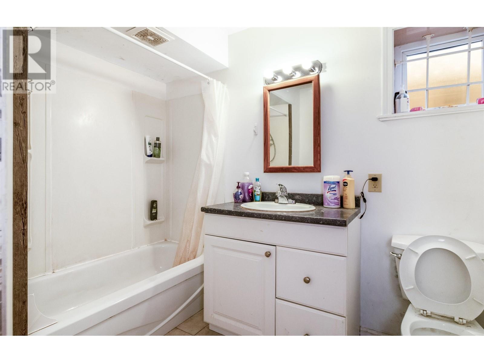 Listing Picture 12 of 18 : 5849 FLEMING STREET, Vancouver / 溫哥華 - 魯藝地產 Yvonne Lu Group - MLS Medallion Club Member