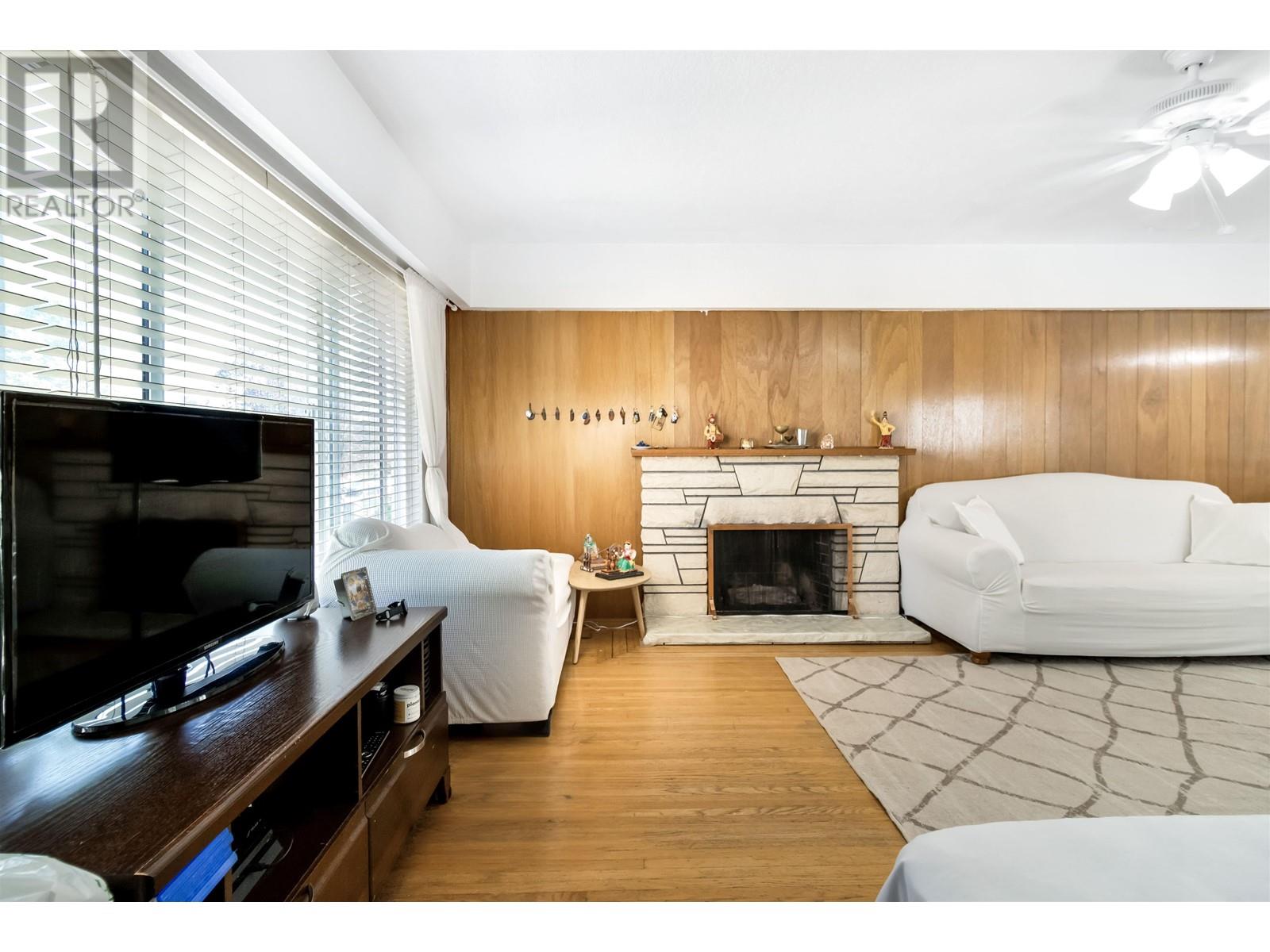 Listing Picture 2 of 18 : 5849 FLEMING STREET, Vancouver / 溫哥華 - 魯藝地產 Yvonne Lu Group - MLS Medallion Club Member