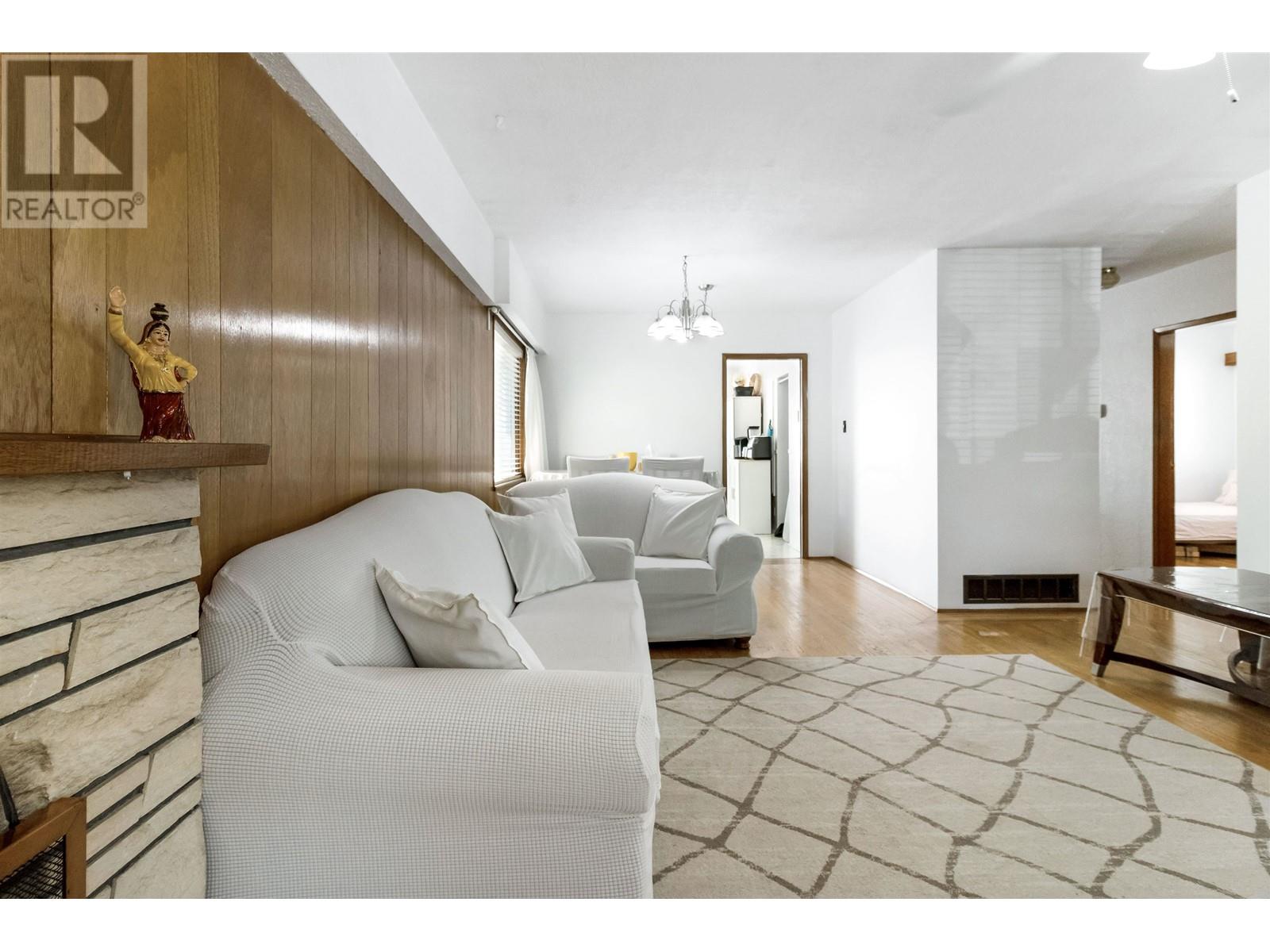 Listing Picture 3 of 18 : 5849 FLEMING STREET, Vancouver / 溫哥華 - 魯藝地產 Yvonne Lu Group - MLS Medallion Club Member