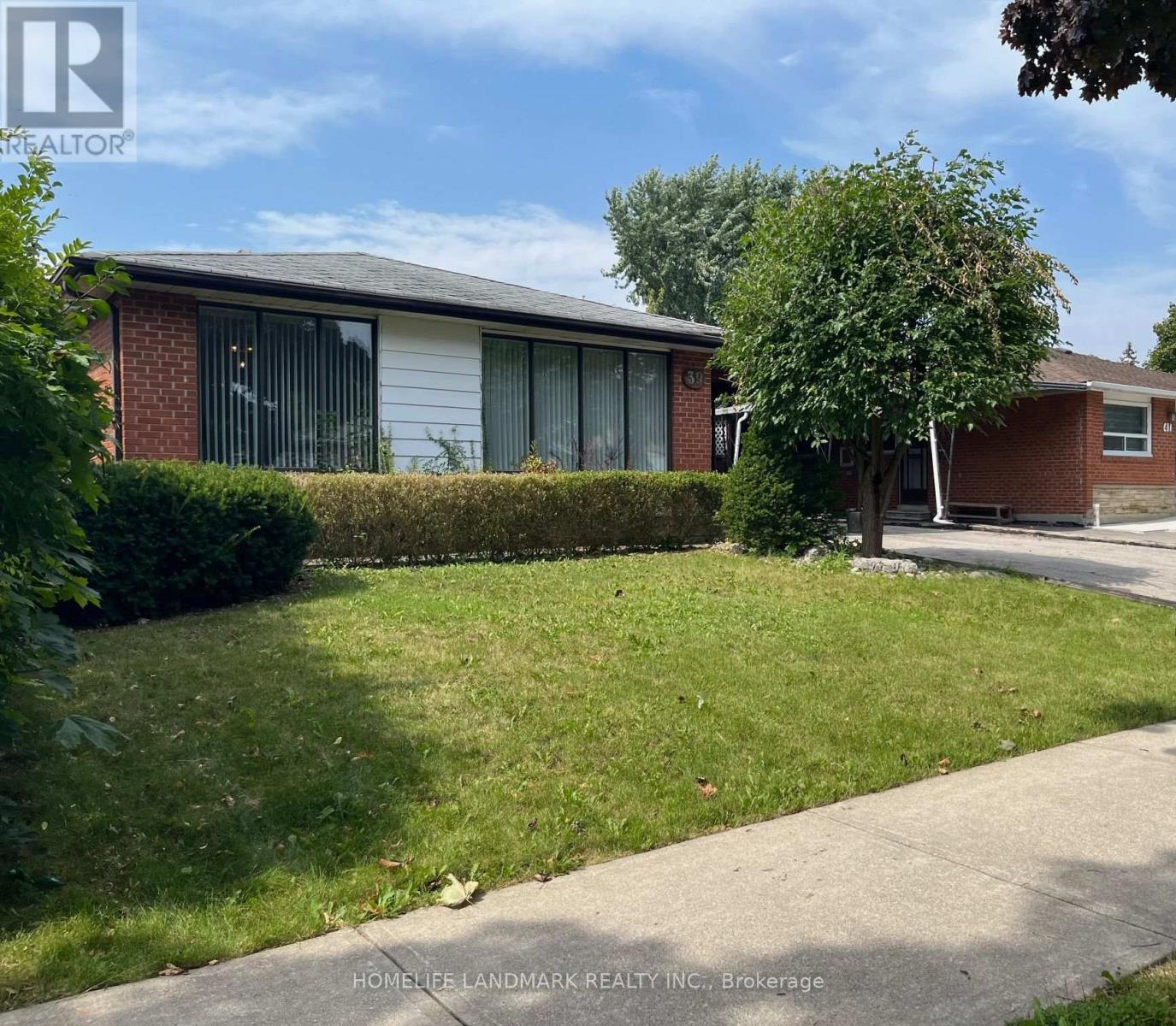 39 Langfield Crescent, Toronto (Mount Olive-Silverstone-Jamestown), Ontario  M9V 3L6 - Photo 2 - W9282868