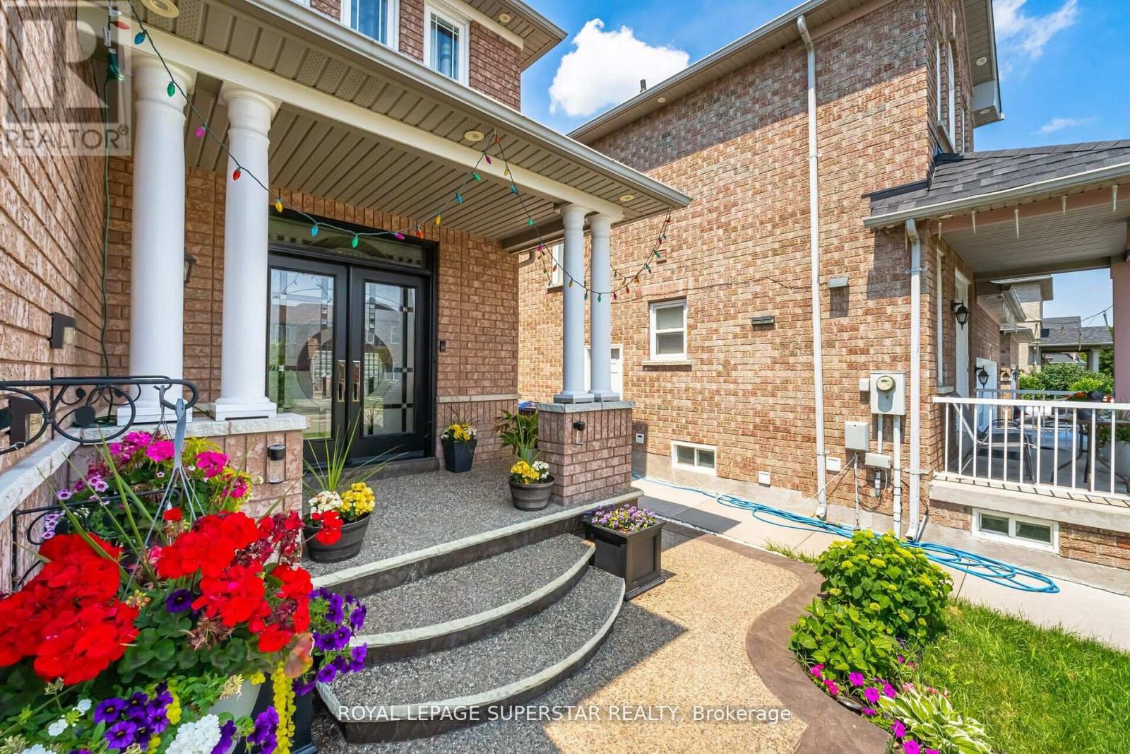 11 Sailwind Road, Brampton (Sandringham-Wellington), Ontario  L6R 2G3 - Photo 2 - W9283619