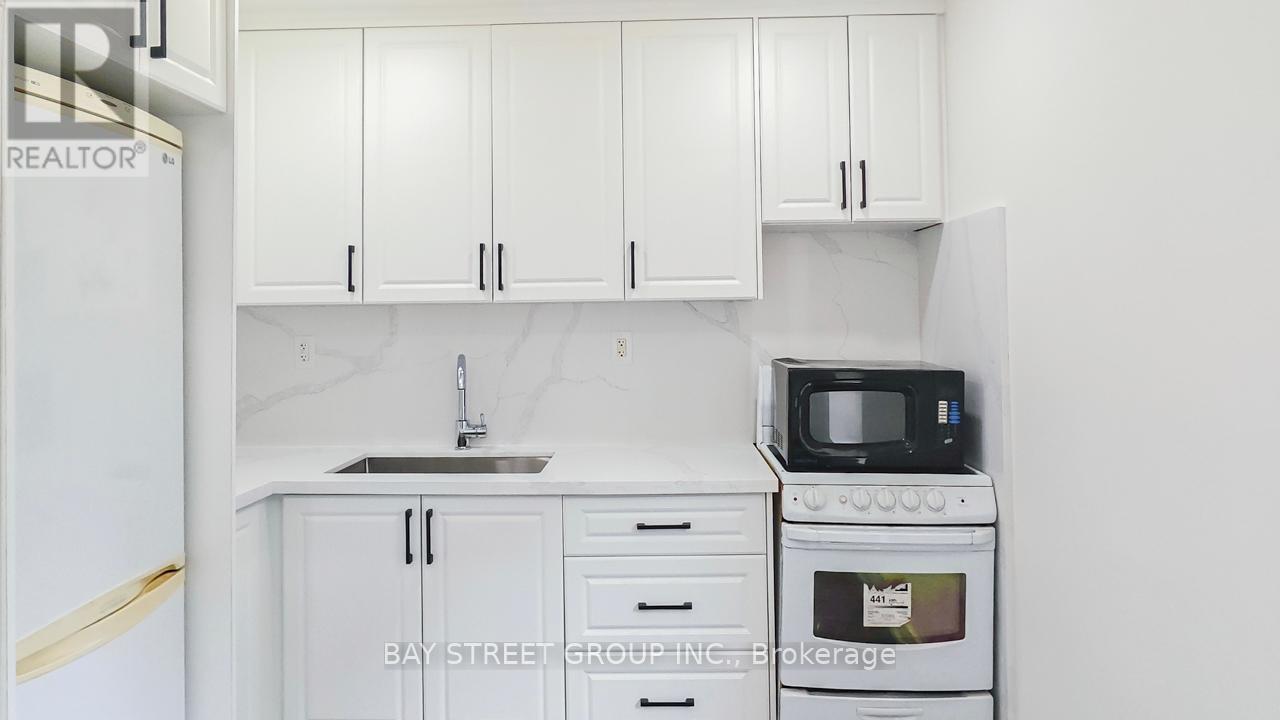 Upper - 859 1/2 Bathurst Street, Toronto (Annex), Ontario  M5R 3G2 - Photo 11 - C9265223