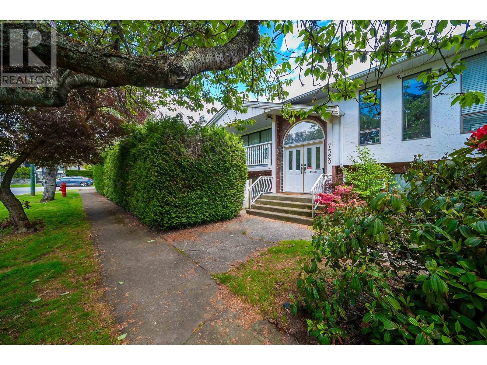 7520 Montcalm Street, Vancouver, British Columbia  V6P 4N8 - Photo 2 - R2886938