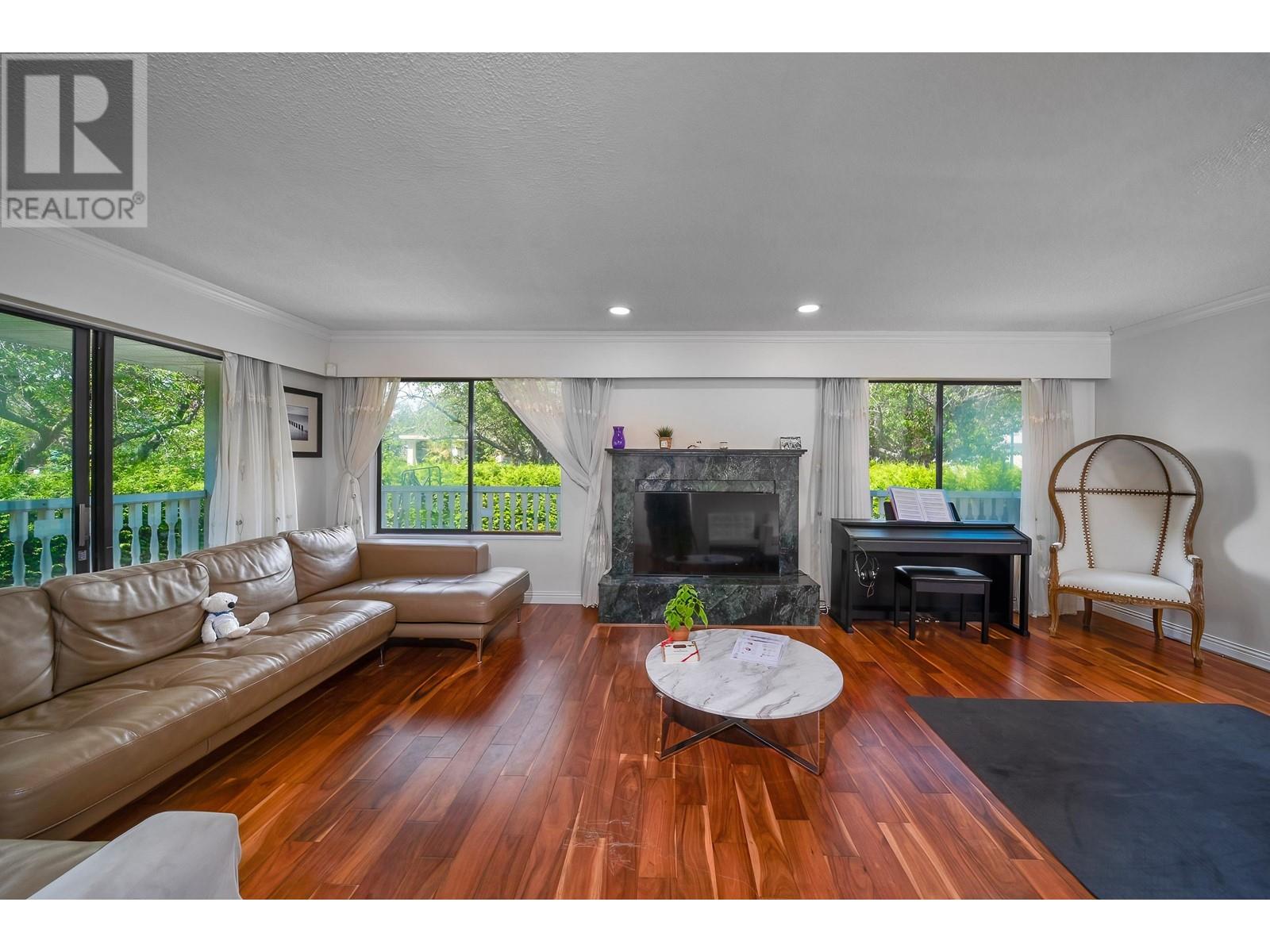 7520 Montcalm Street, Vancouver, British Columbia  V6P 4N8 - Photo 1 - R2886938