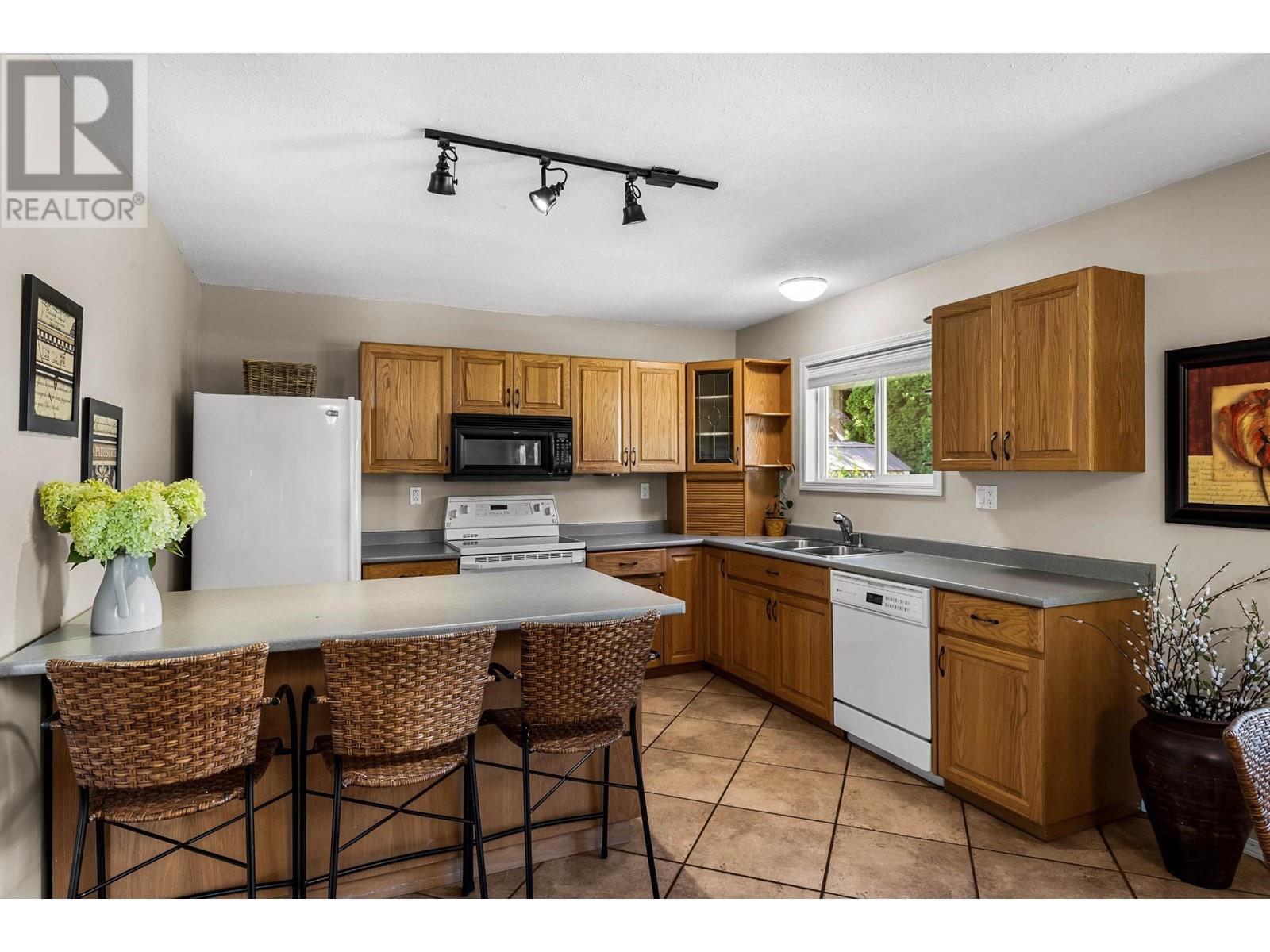 292 Chancellor Drive, Kamloops, British Columbia  V2E 2K7 - Photo 4 - 180633