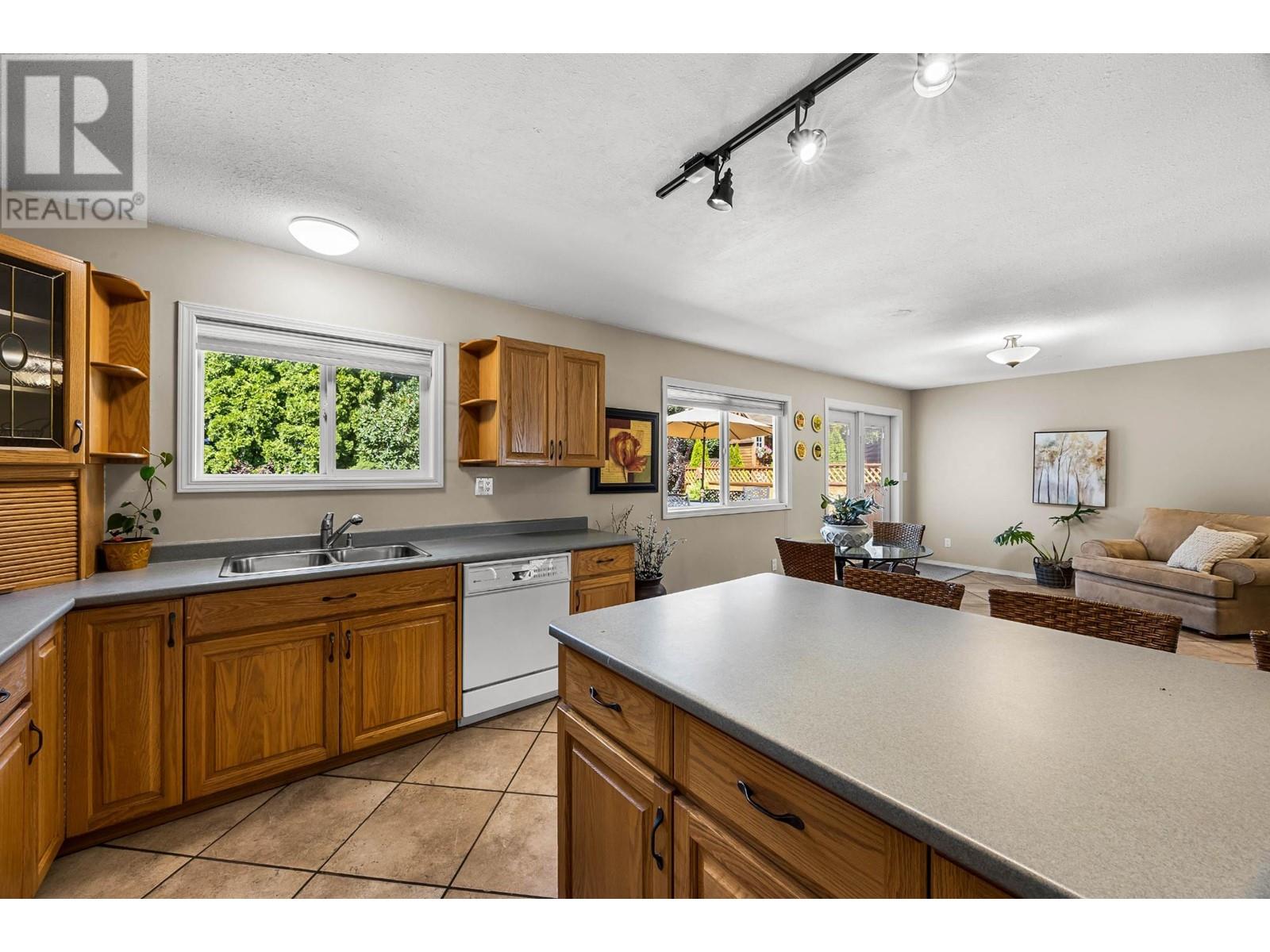 292 Chancellor Drive, Kamloops, British Columbia  V2E 2K7 - Photo 5 - 180633