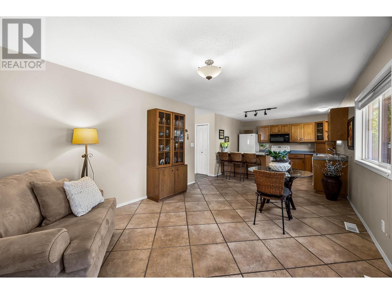 292 Chancellor Drive, Kamloops, British Columbia  V2E 2K7 - Photo 6 - 180633