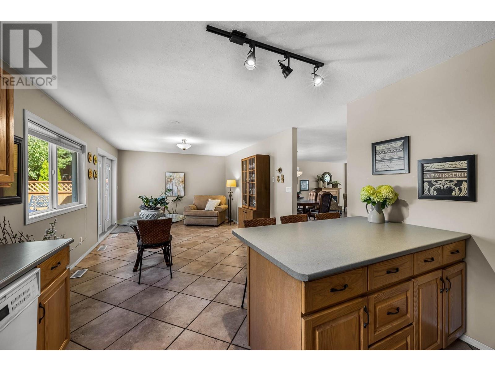 292 Chancellor Drive, Kamloops, British Columbia  V2E 2K7 - Photo 8 - 180633