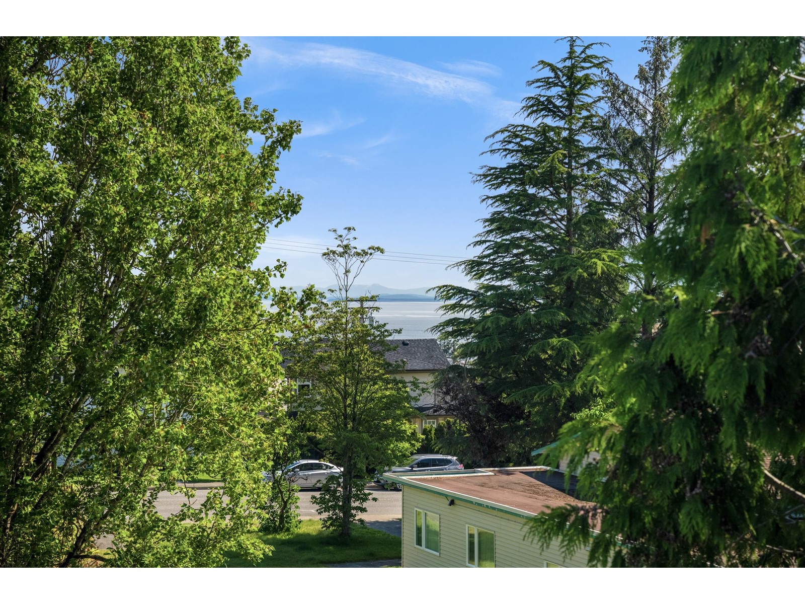 15438 Oxenham Avenue, White Rock, British Columbia  V4B 2J3 - Photo 2 - R2919193