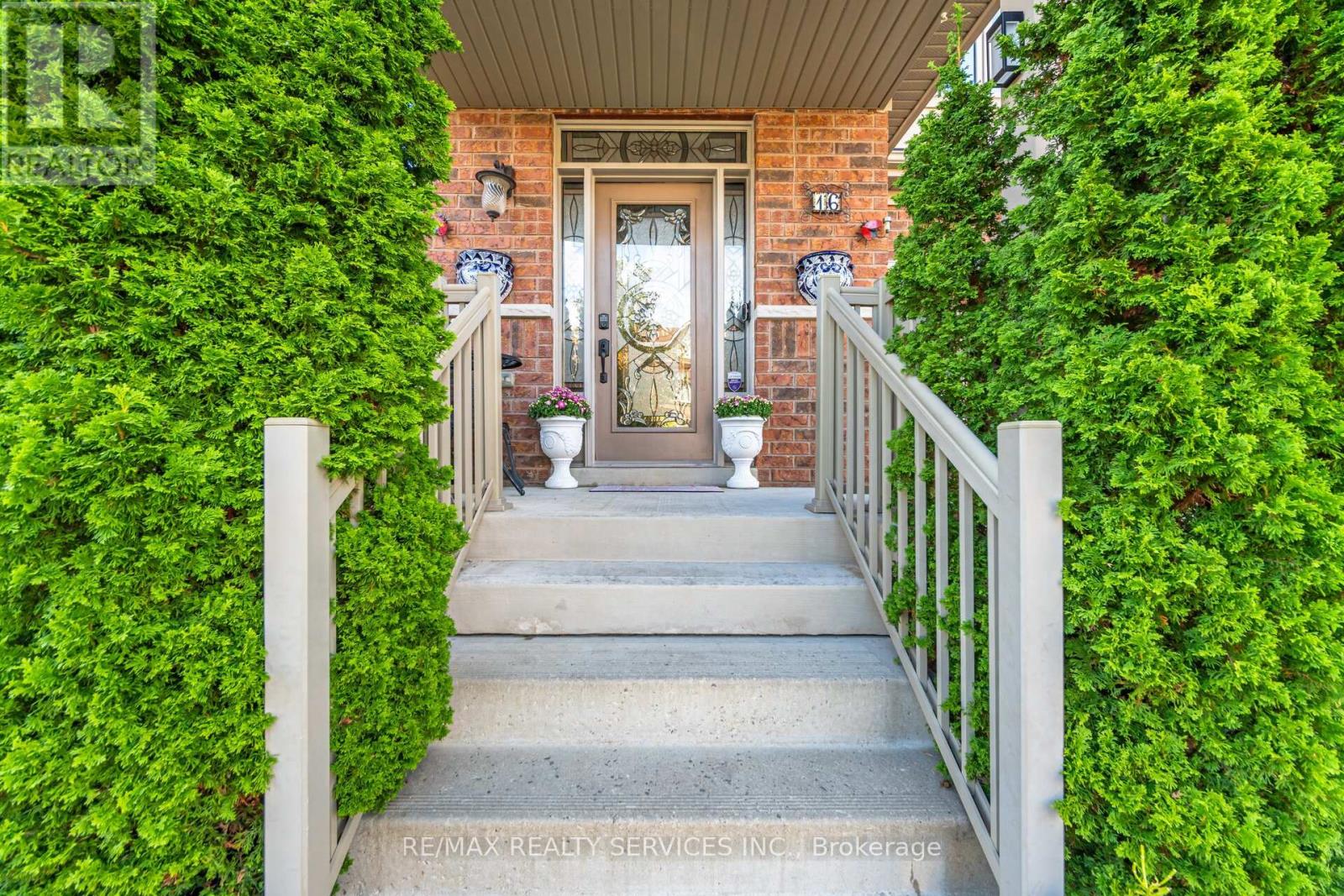 16 Fitzgibson Street, Brampton (Credit Valley), Ontario  L6Y 5Y5 - Photo 4 - W9284308