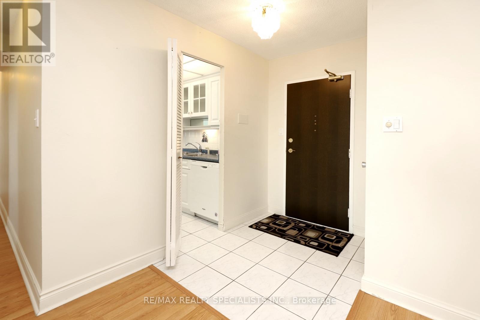 1602 - 820 Burnhamthorpe Road, Toronto (Markland Wood), Ontario  M9C 4W1 - Photo 3 - W9293432