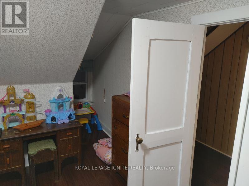 Property at 87 NINTH STREET W image 3