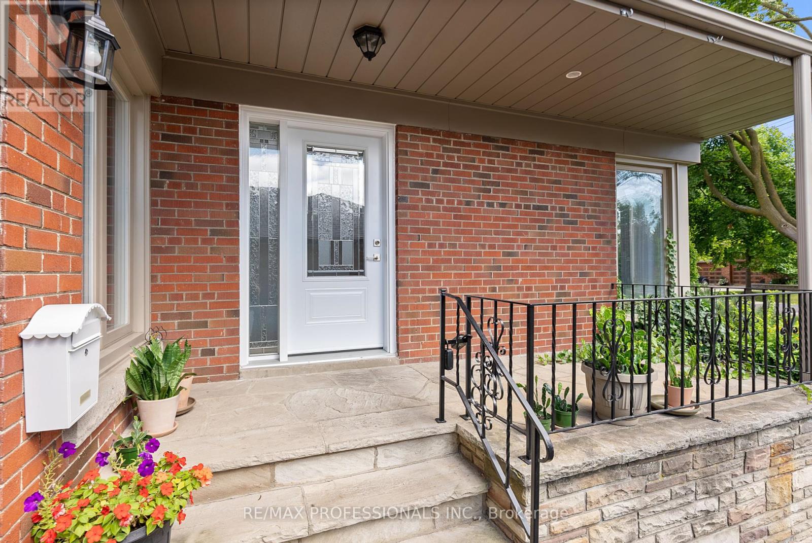 134 Lothian Avenue, Toronto (Stonegate-Queensway), Ontario  M8Z 4L4 - Photo 3 - W9294444