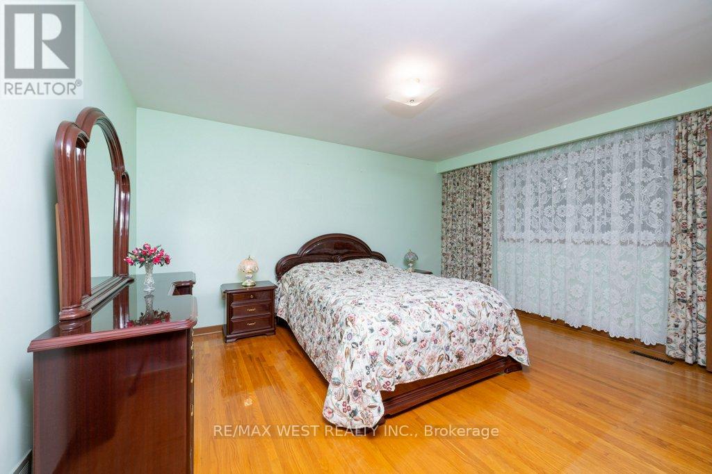 83 Bonnyview Drive, Toronto (Stonegate-Queensway), Ontario  M8Y 3G7 - Photo 8 - W9295241