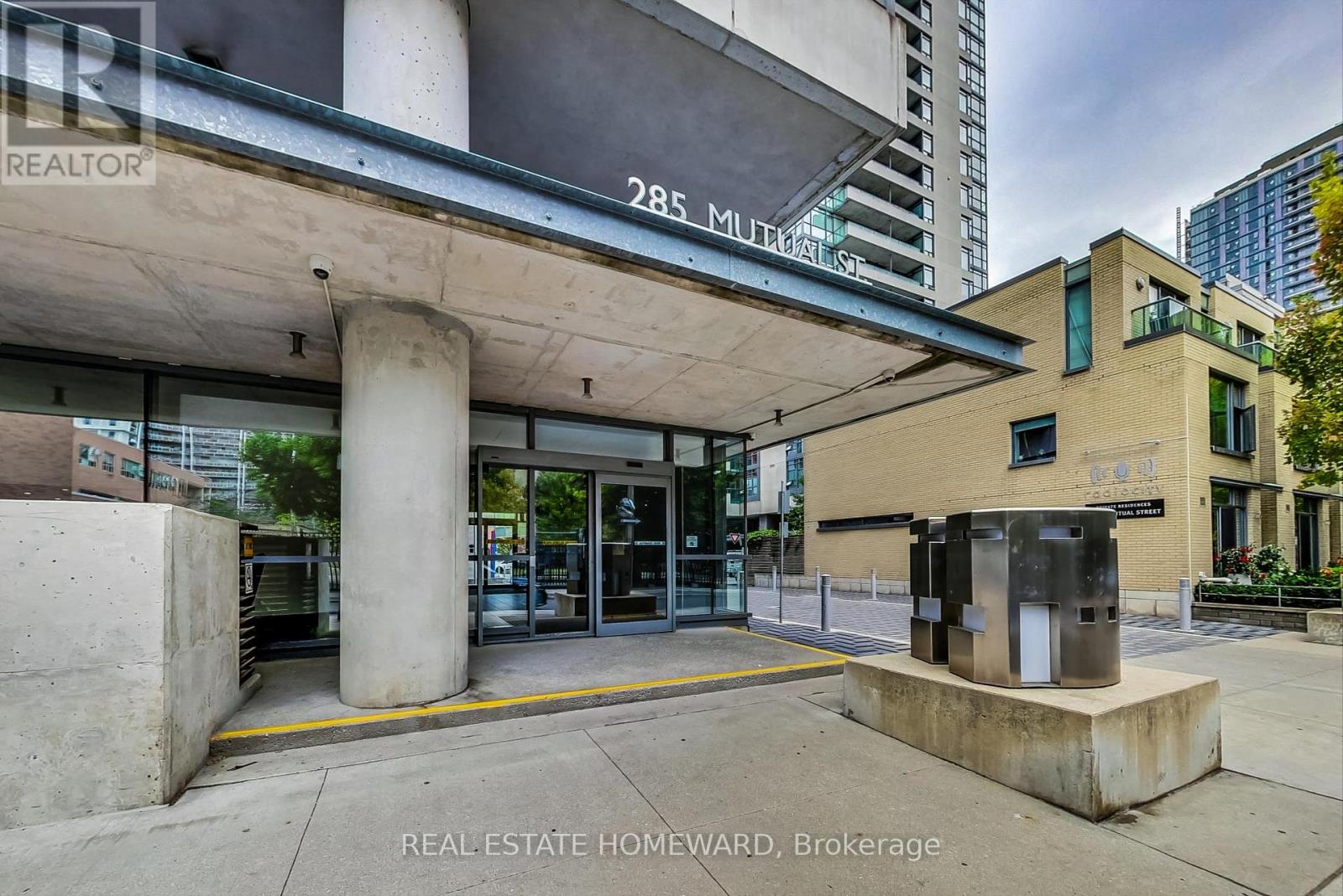 1804 - 285 Mutual Street, Toronto, Ontario  M4Y 3C5 - Photo 1 - C9295816