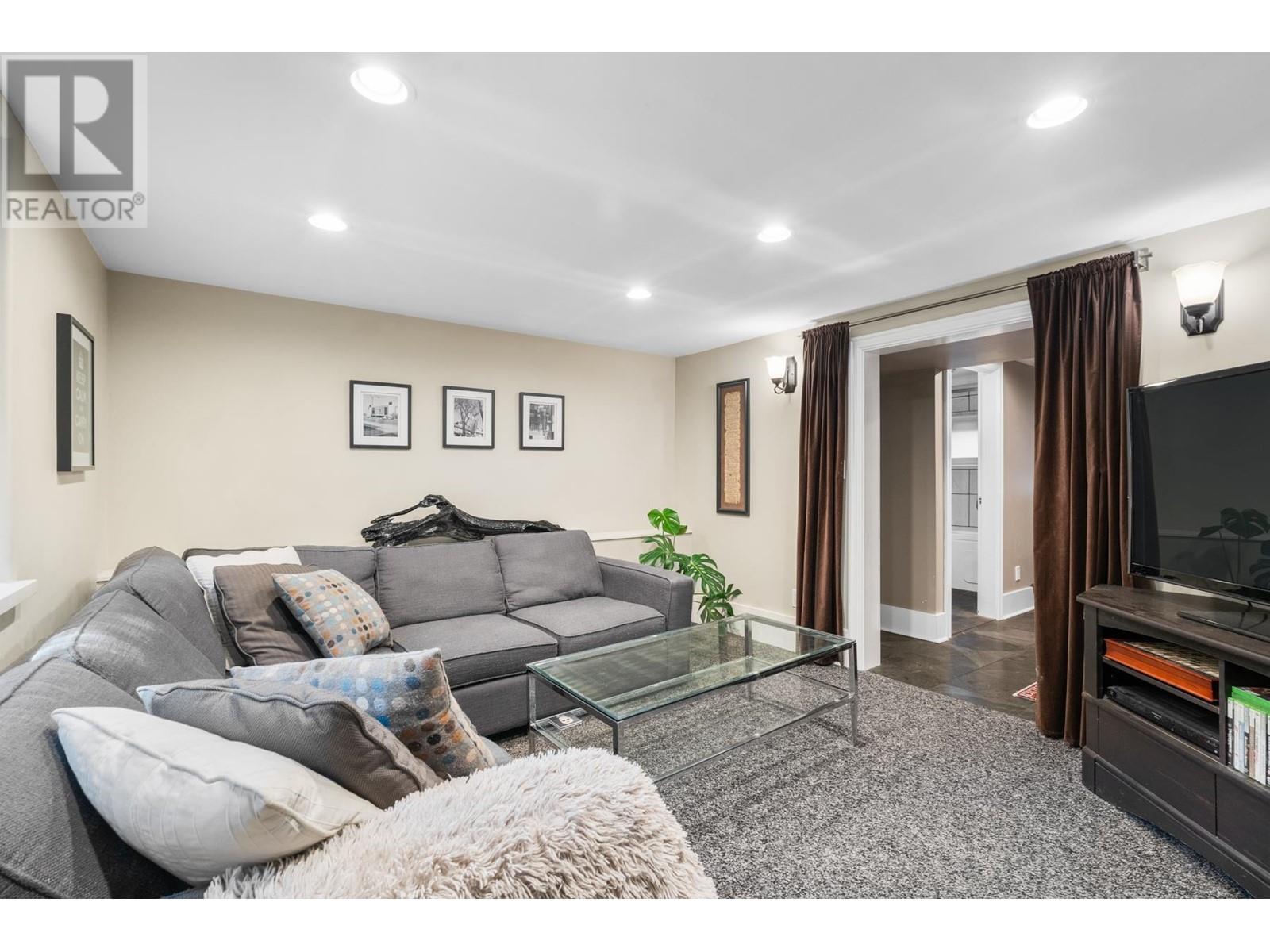 Listing Picture 32 of 40 : 2066 W 42ND AVENUE, Vancouver / 溫哥華 - 魯藝地產 Yvonne Lu Group - MLS Medallion Club Member