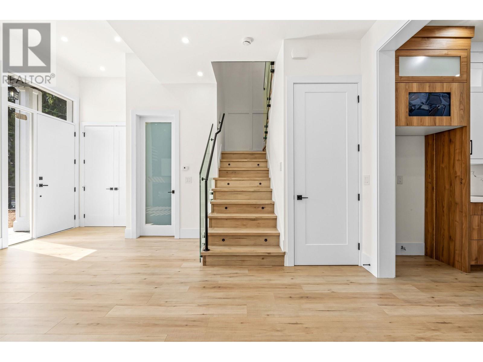 Listing Picture 8 of 29 : 7633 ROSEWOOD STREET, Burnaby / 本拿比 - 魯藝地產 Yvonne Lu Group - MLS Medallion Club Member