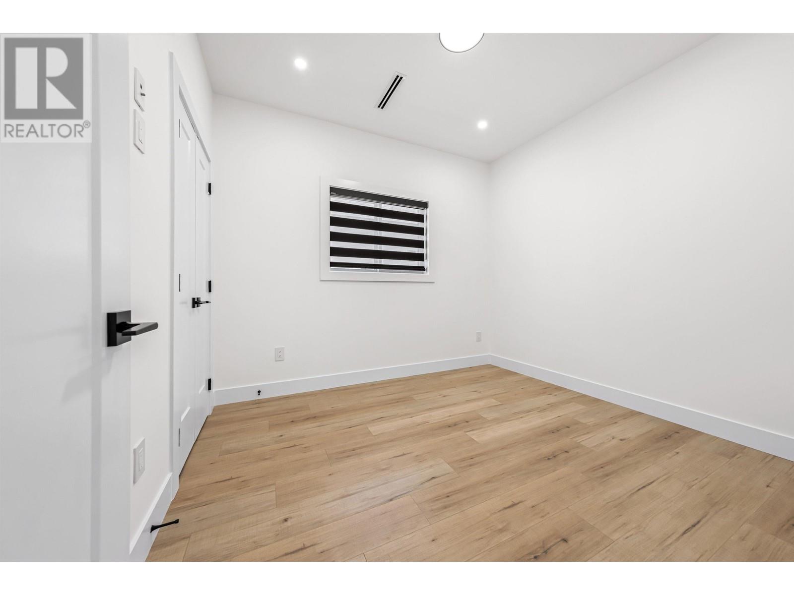 Listing Picture 16 of 29 : 7633 ROSEWOOD STREET, Burnaby / 本拿比 - 魯藝地產 Yvonne Lu Group - MLS Medallion Club Member