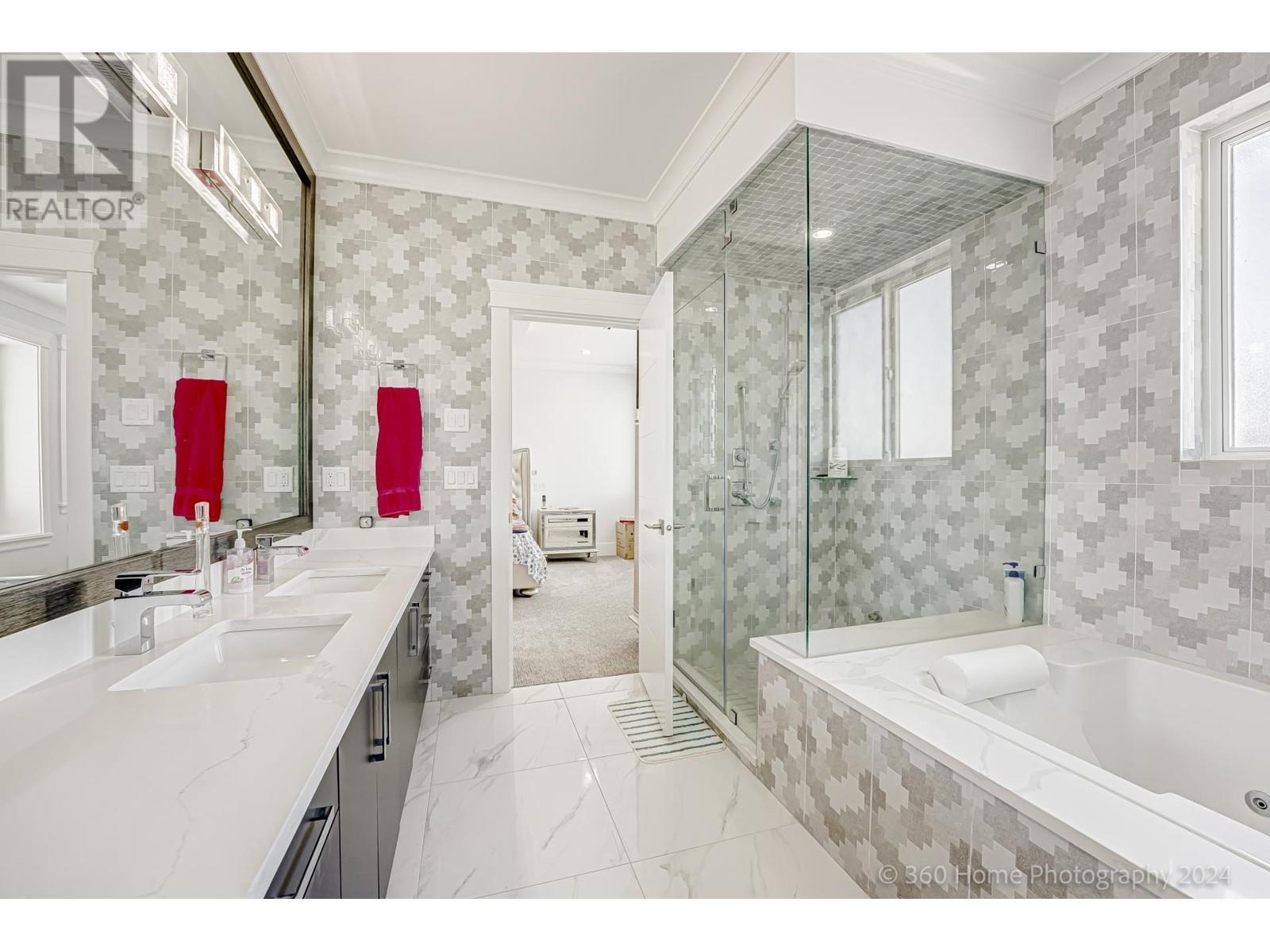 Listing Picture 24 of 40 : 10211 NO. 6 ROAD, Richmond / 烈治文 - 魯藝地產 Yvonne Lu Group - MLS Medallion Club Member