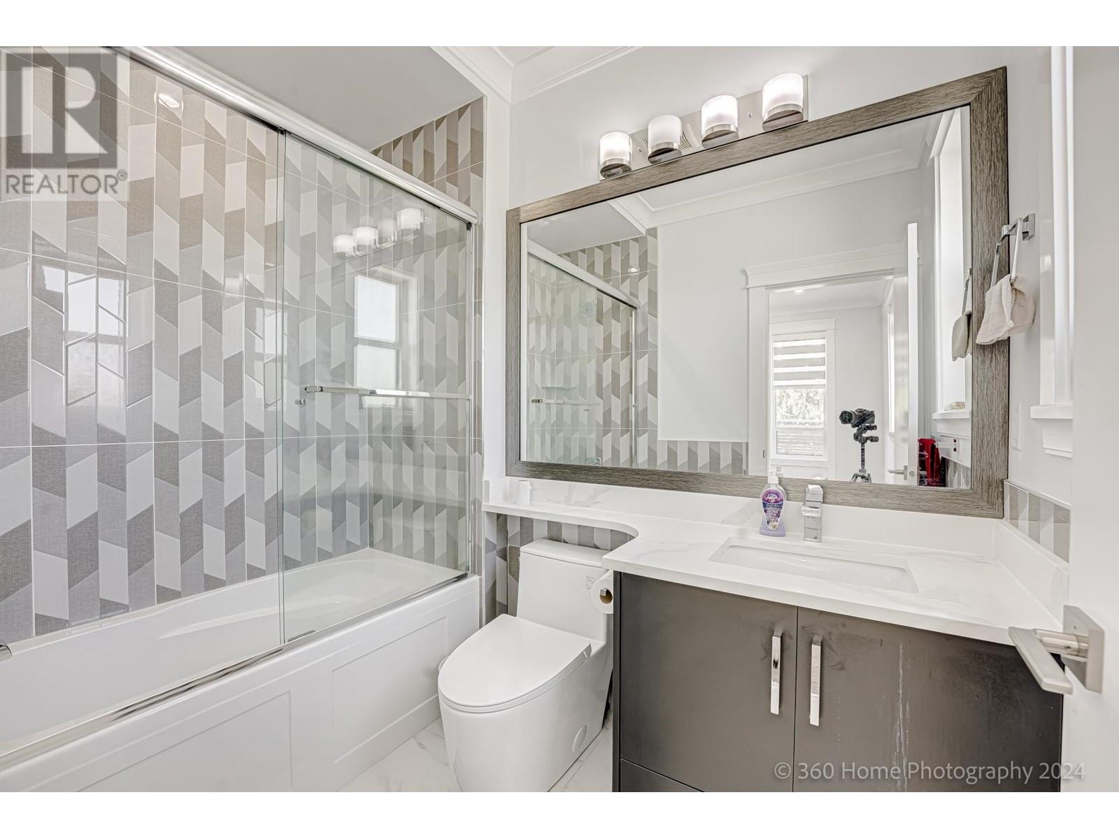 Listing Picture 22 of 40 : 10211 NO. 6 ROAD, Richmond / 烈治文 - 魯藝地產 Yvonne Lu Group - MLS Medallion Club Member