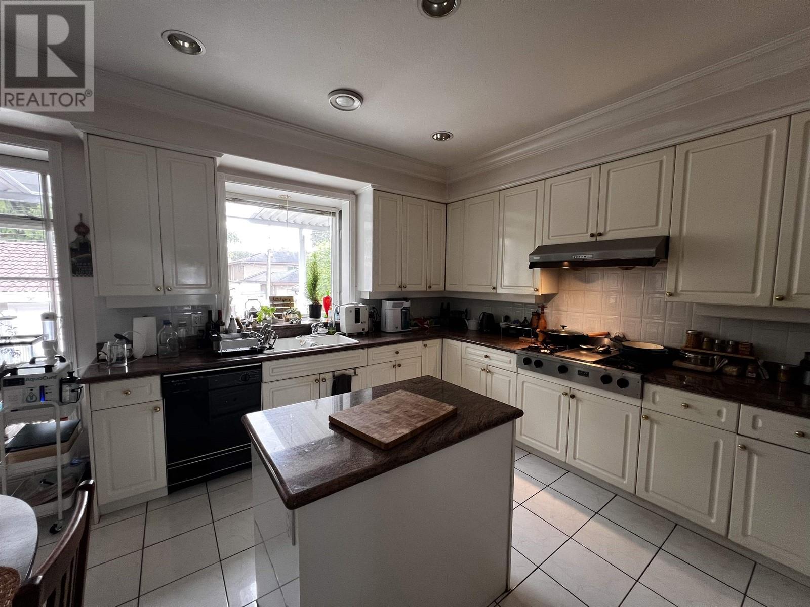 Listing Picture 7 of 22 : 1638 W 61ST AVENUE, Vancouver / 溫哥華 - 魯藝地產 Yvonne Lu Group - MLS Medallion Club Member