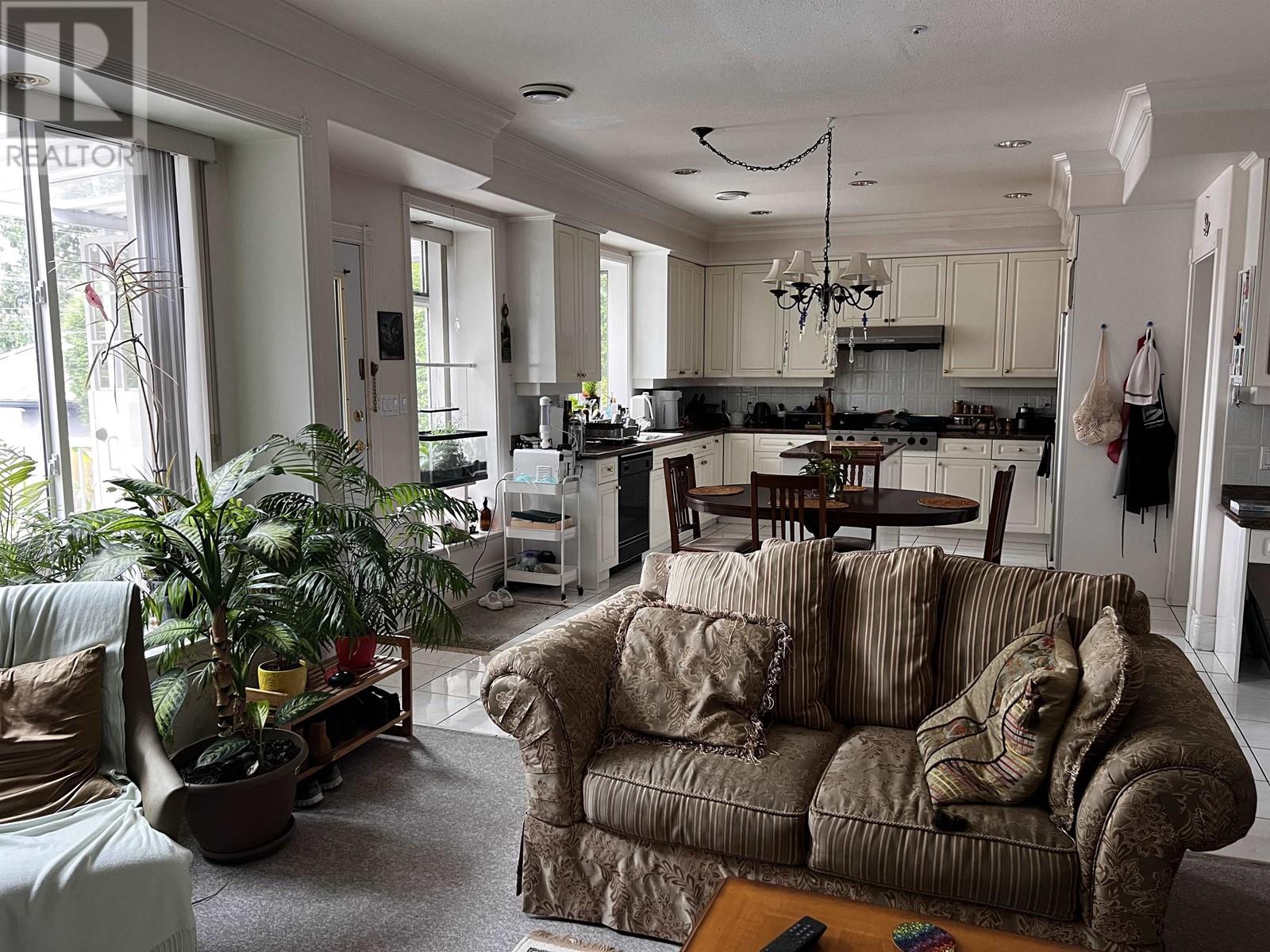 Listing Picture 8 of 22 : 1638 W 61ST AVENUE, Vancouver / 溫哥華 - 魯藝地產 Yvonne Lu Group - MLS Medallion Club Member