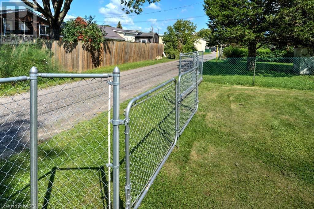 258 Arthur Street, Gananoque, Ontario  K7G 1B2 - Photo 18 - 40640572