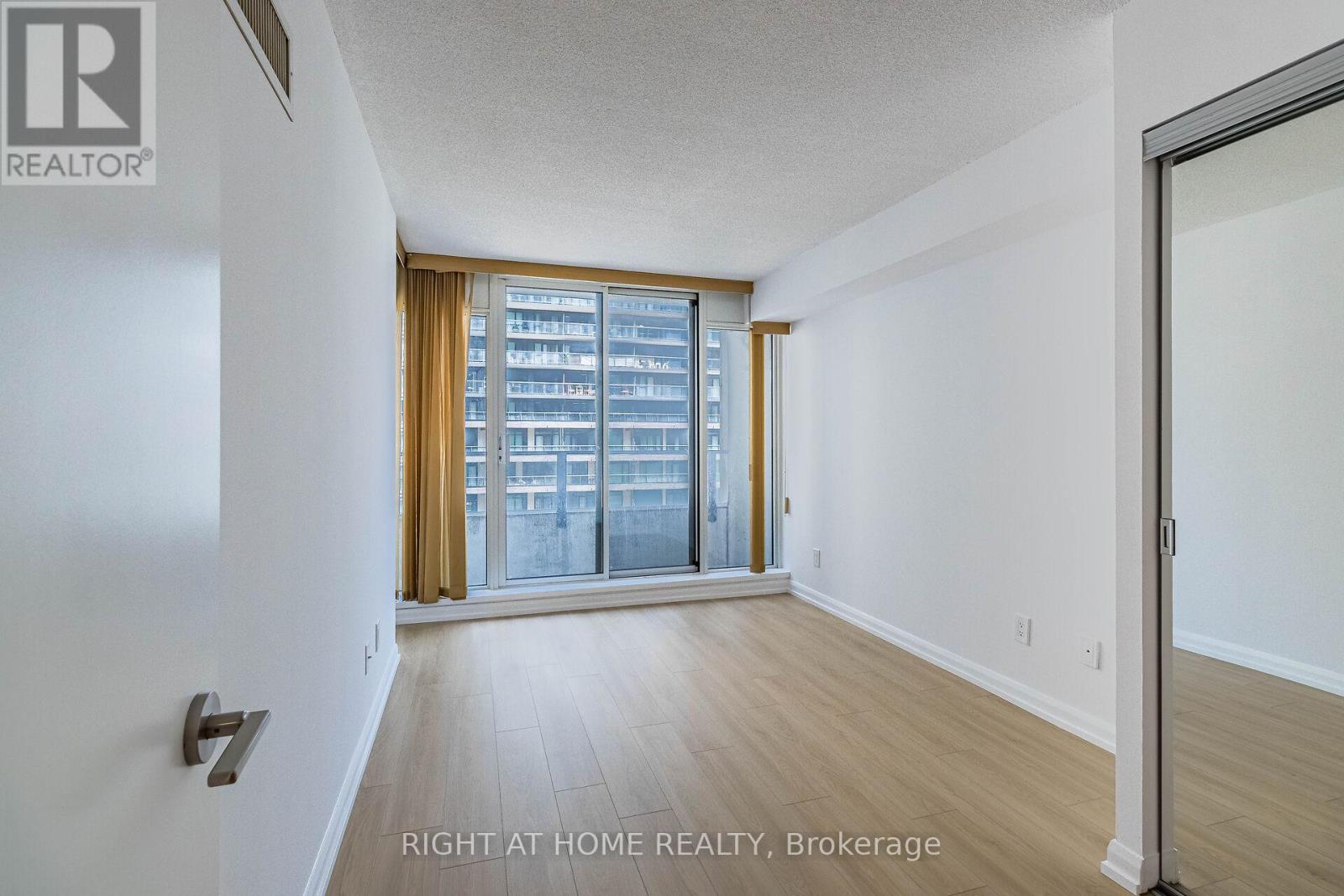 1038 - 111 Elizabeth Street, Toronto (Bay Street Corridor), Ontario  M5G 1P7 - Photo 15 - C9297706