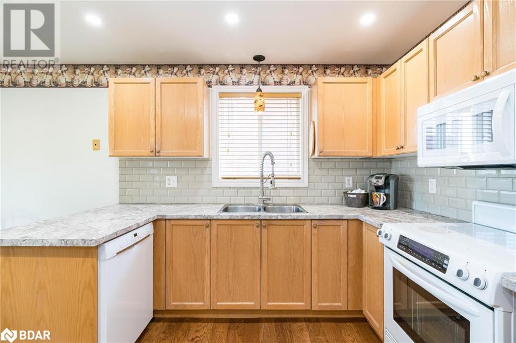 4 Marjoy Avenue, Barrie, Ontario  L4M 6N6 - Photo 3 - 40640077