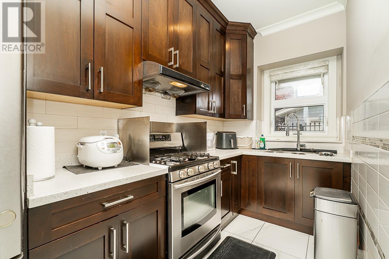 Listing Picture 18 of 40 : 9028 PINEWELL CRESCENT, Richmond / 烈治文 - 魯藝地產 Yvonne Lu Group - MLS Medallion Club Member