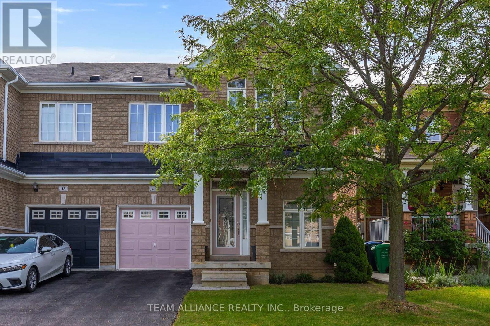 41 Boundbrook Drive, Brampton (Northwest Sandalwood Parkway), Ontario  L7A 0M1 - Photo 2 - W9299011