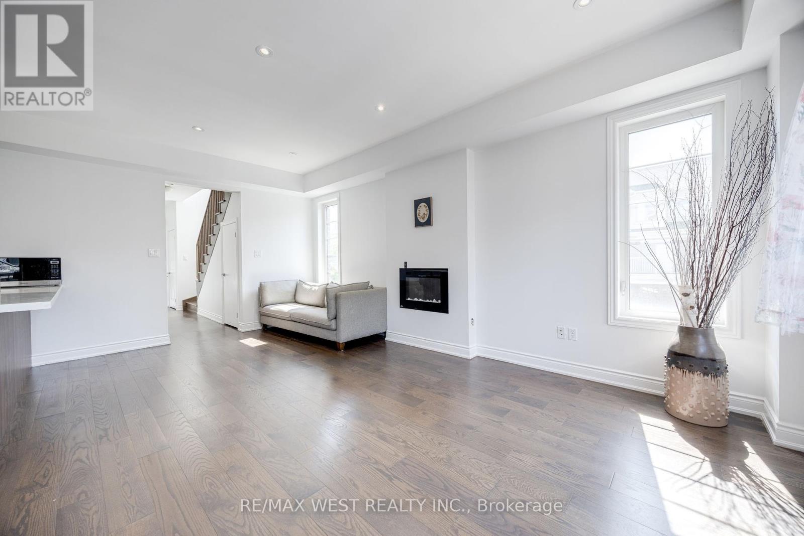 Upper - 2 Augustus Terrace, Toronto (Islington-City Centre West), Ontario  M8Z 0E4 - Photo 13 - W9299204