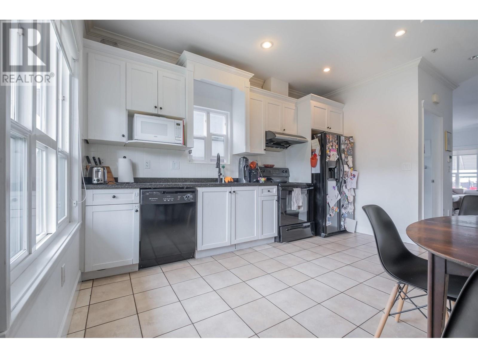 Listing Picture 3 of 22 : 3482 KNIGHT STREET, Vancouver / 溫哥華 - 魯藝地產 Yvonne Lu Group - MLS Medallion Club Member