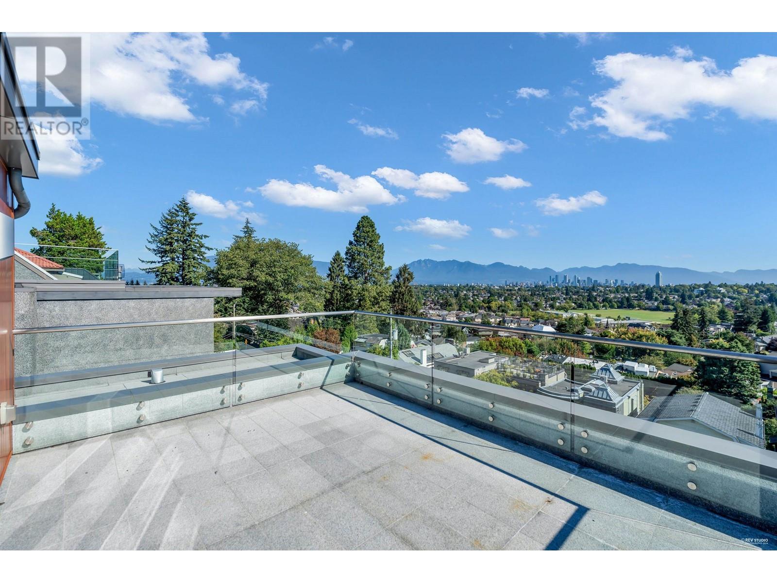 Listing Picture 18 of 31 : 4422 QUESNEL DRIVE, Vancouver / 溫哥華 - 魯藝地產 Yvonne Lu Group - MLS Medallion Club Member