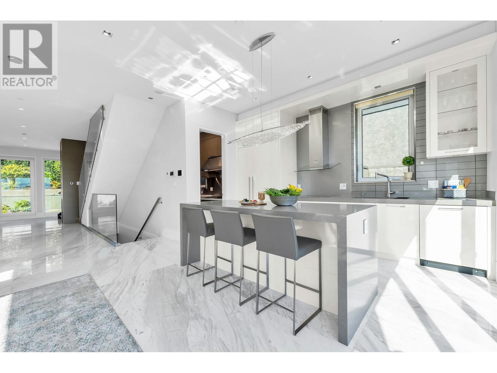 Listing Picture 8 of 31 : 4422 QUESNEL DRIVE, Vancouver / 溫哥華 - 魯藝地產 Yvonne Lu Group - MLS Medallion Club Member