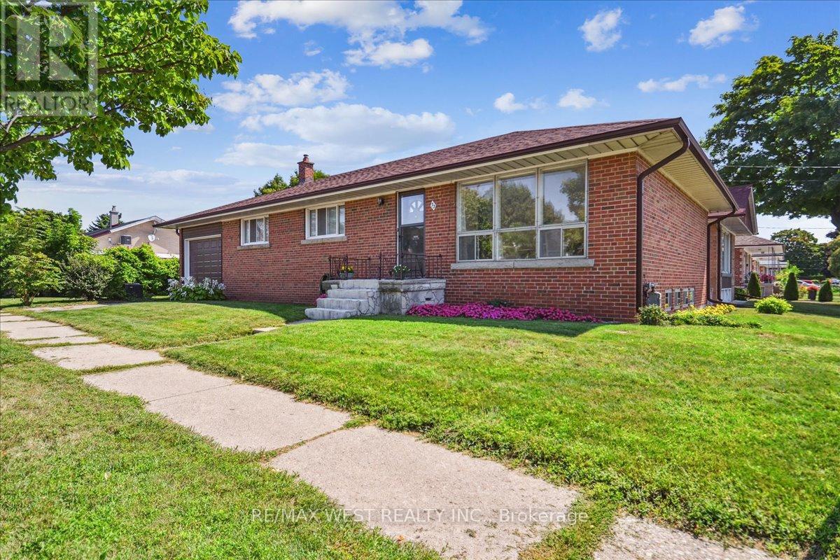 33 Warnica Avenue, Toronto (Islington-City Centre West), Ontario  M8Z 1Z5 - Photo 1 - W9299864