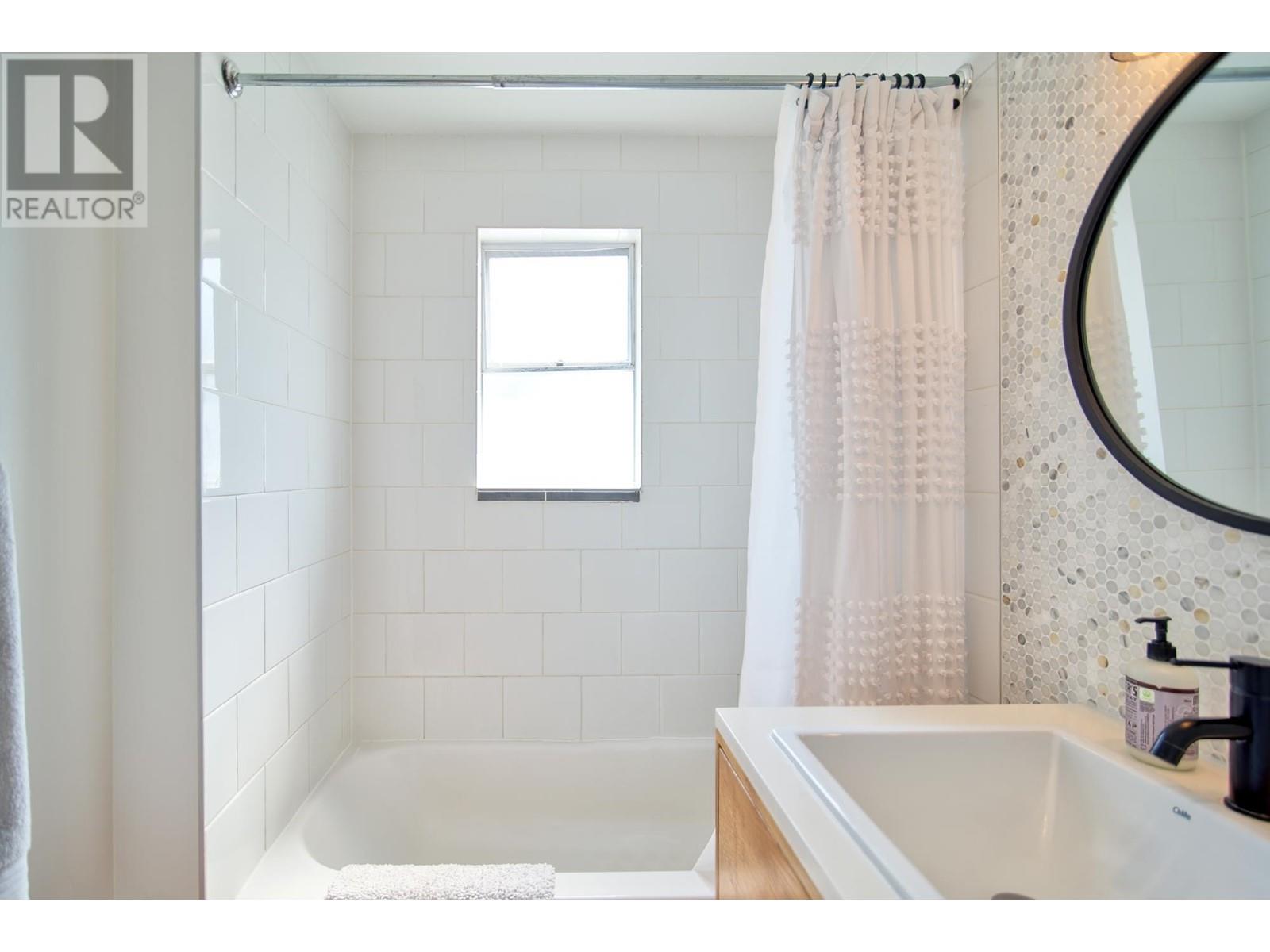 456 Gower Point Road, Gibsons, British Columbia  V0N 1V0 - Photo 4 - R2921415