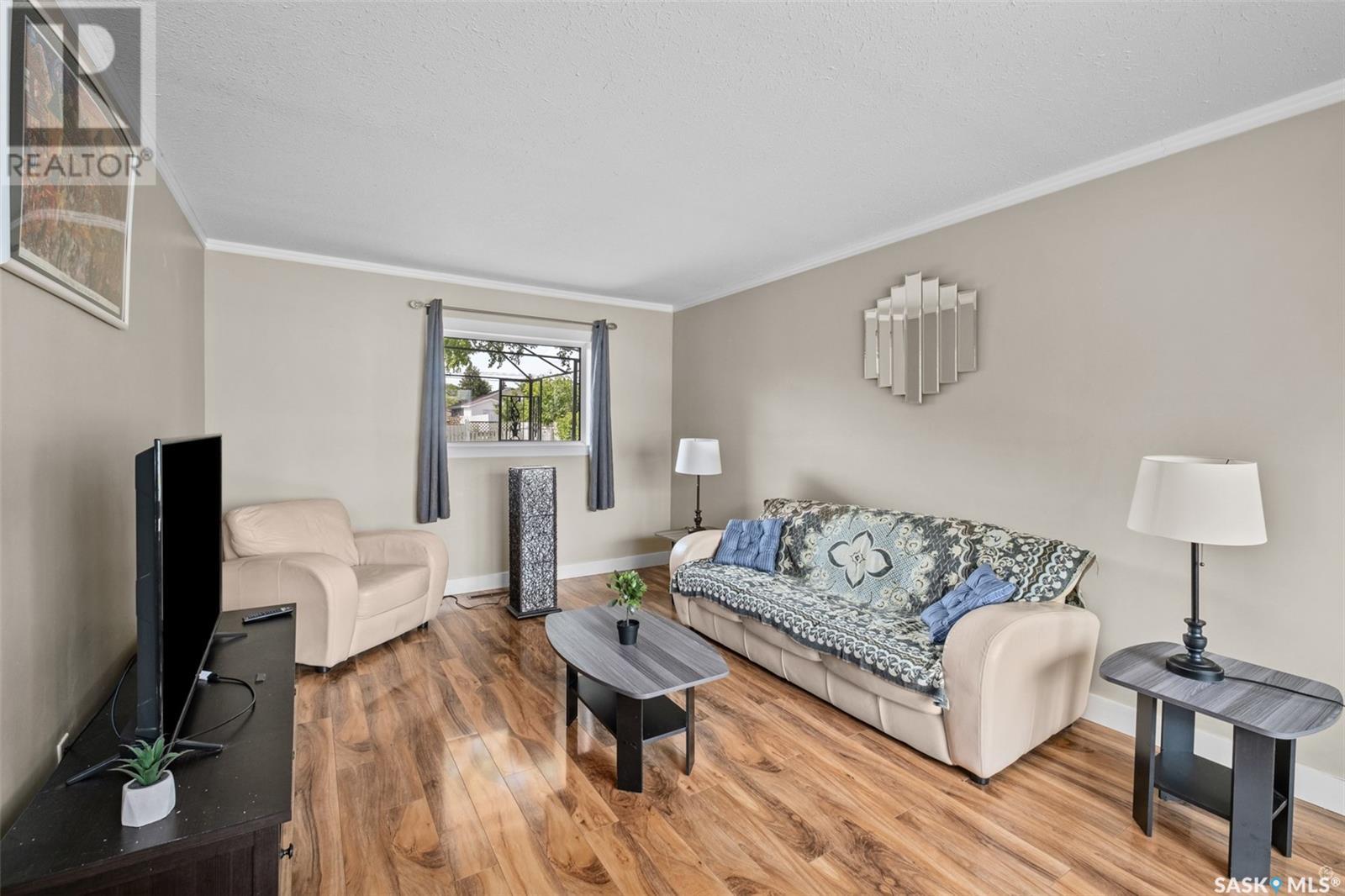 Property at 89 27th STREET E image 4