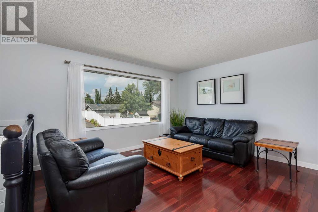 403 Huntington Way Ne, Calgary, Alberta  T2K 5A7 - Photo 4 - A2156644