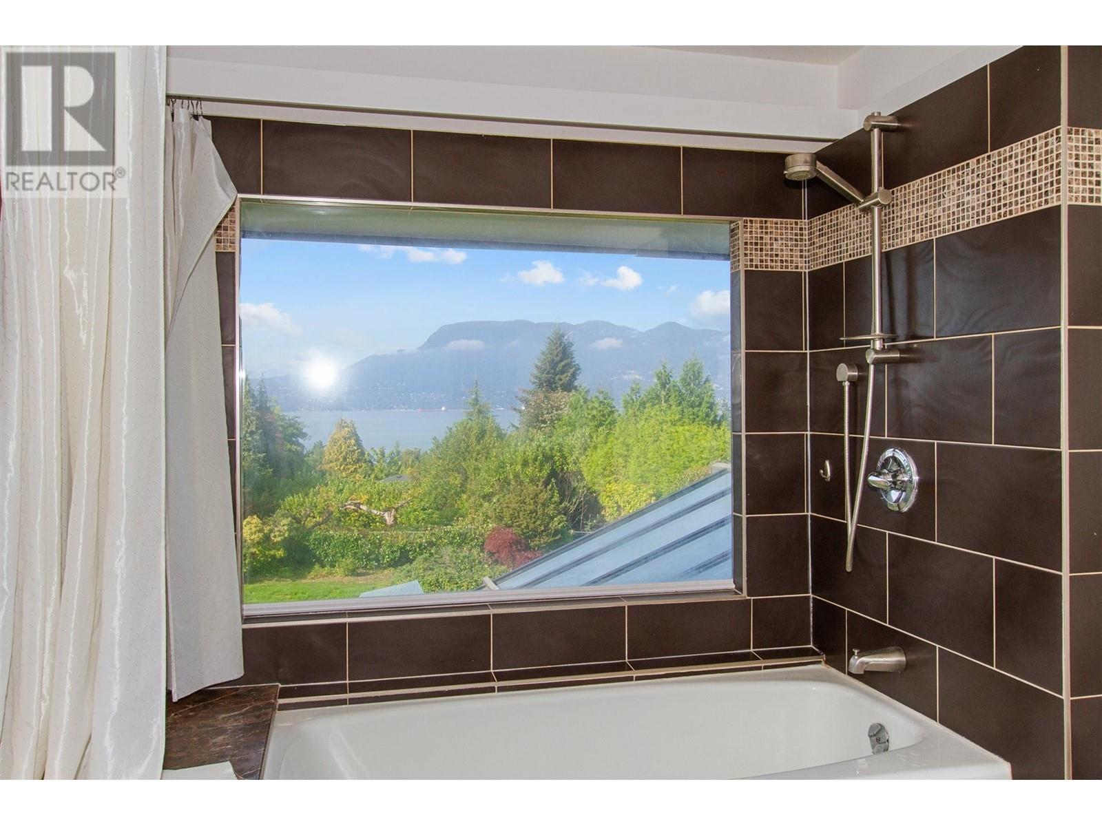 Listing Picture 20 of 25 : 5687 CHANCELLOR BOULEVARD, Vancouver / 溫哥華 - 魯藝地產 Yvonne Lu Group - MLS Medallion Club Member