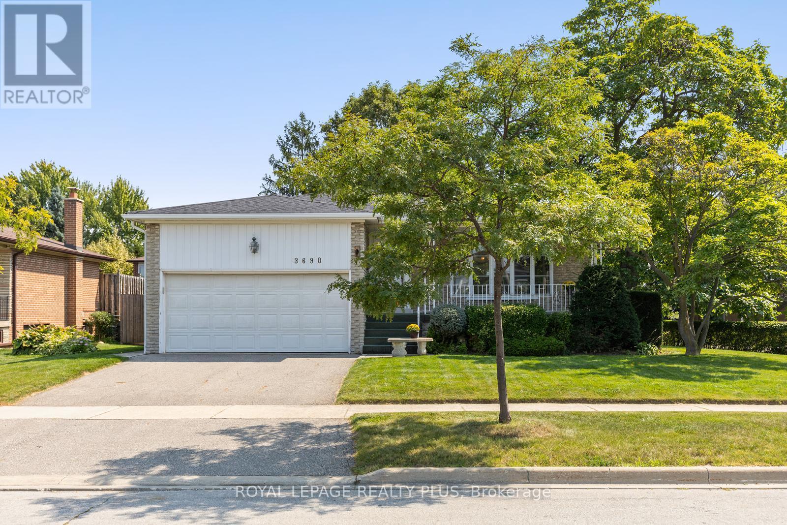 3690 Bluestream Crescent, Mississauga (Applewood), Ontario  L4Y 3S6 - Photo 2 - W9303969