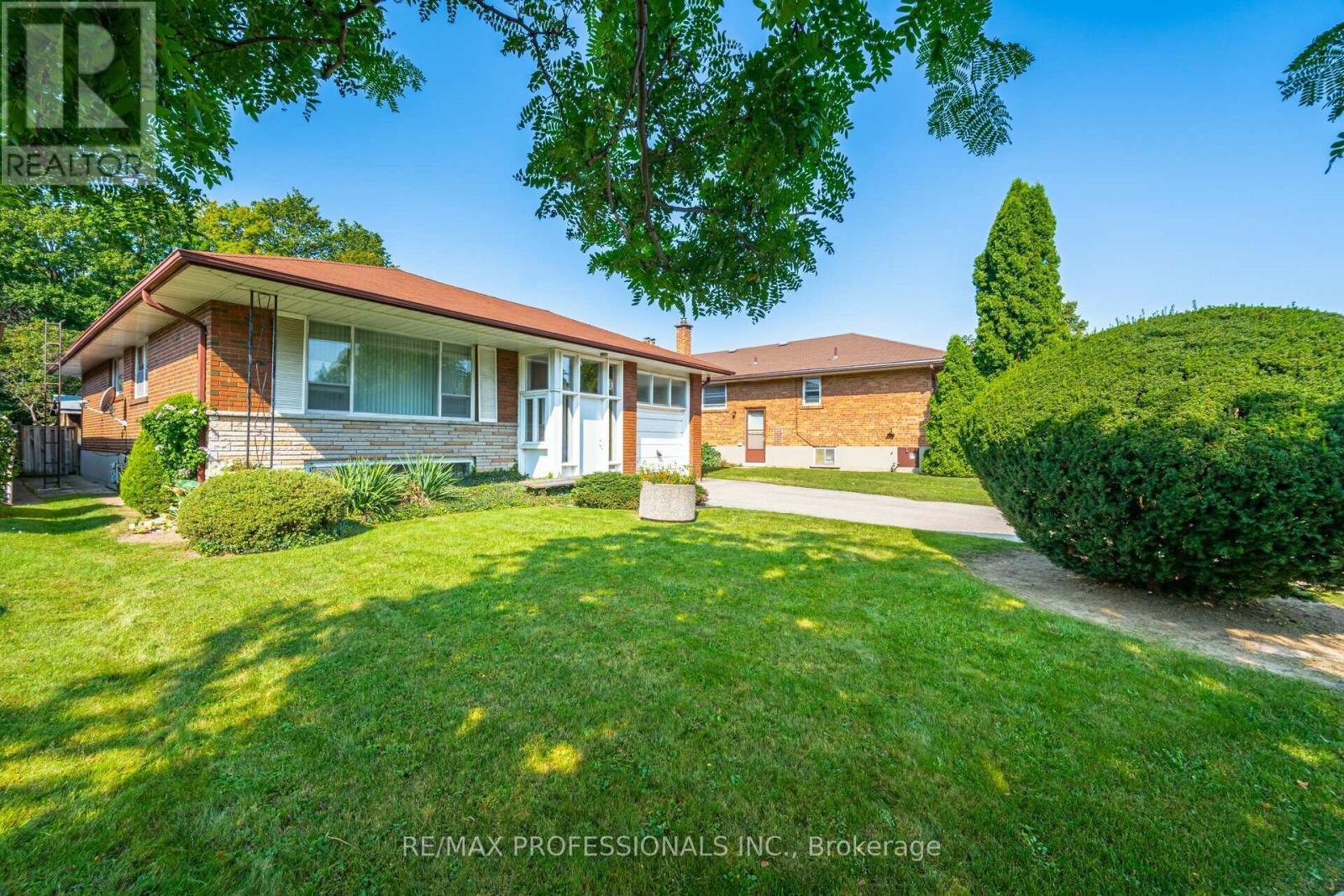 23 Laurelwood Crescent, Toronto (Willowridge-Martingrove-Richview), Ontario  M9P 1L4 - Photo 3 - W9304394