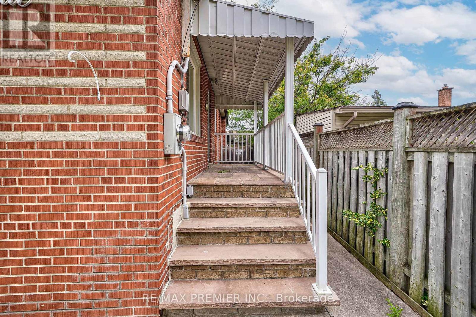 29 Seabrook Avenue, Toronto (Rustic), Ontario  M6L 3B6 - Photo 4 - W9308474