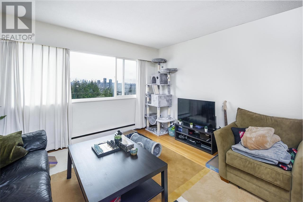 Listing Picture 12 of 31 : 5353 HASTINGS STREET, Burnaby / 本拿比 - 魯藝地產 Yvonne Lu Group - MLS Medallion Club Member