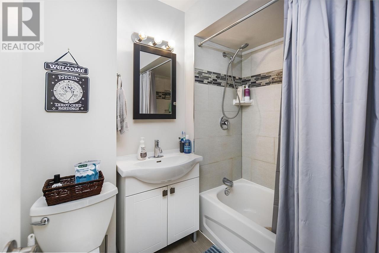 Listing Picture 18 of 31 : 5353 HASTINGS STREET, Burnaby / 本拿比 - 魯藝地產 Yvonne Lu Group - MLS Medallion Club Member