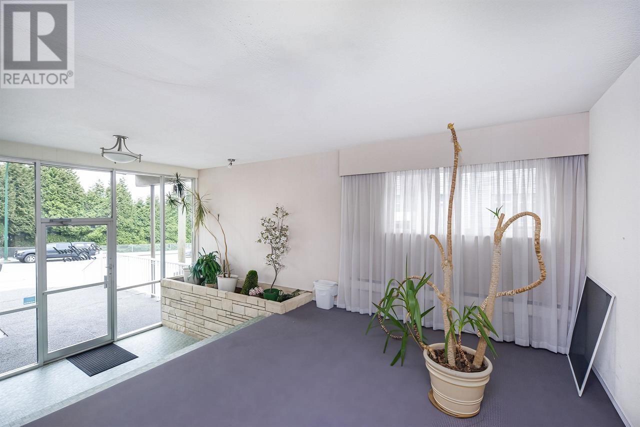 Listing Picture 2 of 31 : 5353 HASTINGS STREET, Burnaby / 本拿比 - 魯藝地產 Yvonne Lu Group - MLS Medallion Club Member