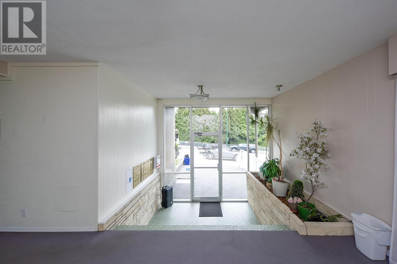 Listing Picture 3 of 31 : 5353 HASTINGS STREET, Burnaby / 本拿比 - 魯藝地產 Yvonne Lu Group - MLS Medallion Club Member