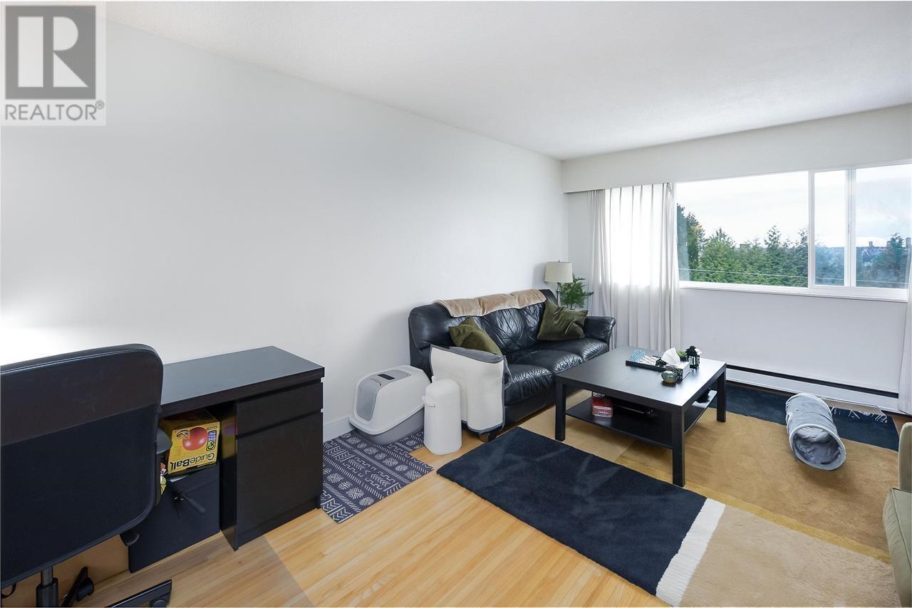 Listing Picture 11 of 31 : 5353 HASTINGS STREET, Burnaby / 本拿比 - 魯藝地產 Yvonne Lu Group - MLS Medallion Club Member