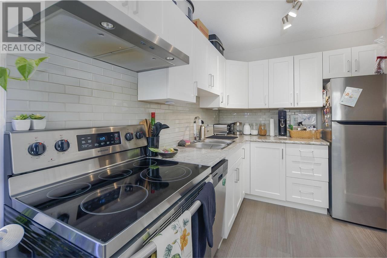 Listing Picture 14 of 31 : 5353 HASTINGS STREET, Burnaby / 本拿比 - 魯藝地產 Yvonne Lu Group - MLS Medallion Club Member